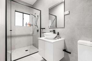 Charming Guildford Retreat - Bright Double Room Close to Green Spaces & Local Eats - Shared Bathroom