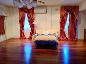 Large room with large balcony in vibrant Northbridge with free parking