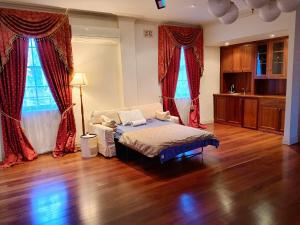 Large room with large balcony in vibrant Northbridge with free parking