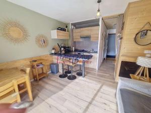 Studio cabine centre-village avec parking - FR-1-854-20