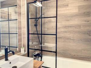 Studio cabine centre-village avec parking - FR-1-854-20