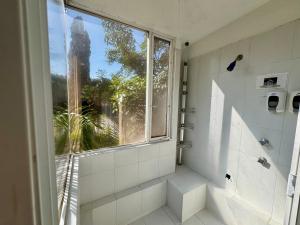 Casa con hermoso jardín y terraza