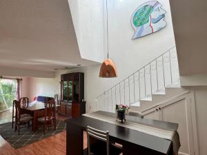 Casa con hermoso jardín y terraza