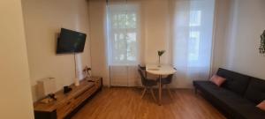 Cozy 2BR City Retreat Prime Central Location