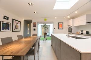 Architect-Designed Luxury Retreat 3BR Chessington - Pass the Keys