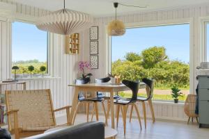 Renovated Holiday Home, Sea View, 50M To Beach