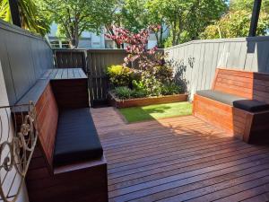 Central Modern Apartment with carpark