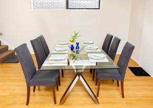 New Modern Spacious 5BR Luxury Home - "The Maples Retreat" - Near Melbourne Airport