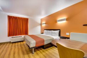 King Room - Non-Smoking room in Motel 6-Tulsa OK