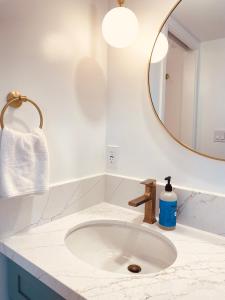 Newly renovated luxury, modern style Waikiki Sunset Hotel Ocean view Freeparking