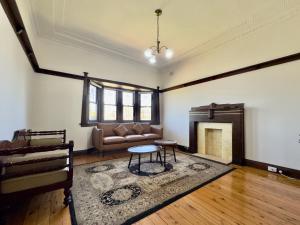 Elegant House 4 Bedrooms Walk Rail