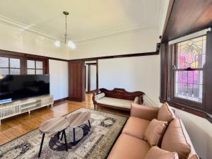 Elegant House 4 Bedrooms Walk Rail