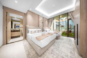 Brand New Private Garden next to Pool Spacious