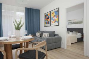 Stylish Apartment in Browary Warszawskie with Air Conditioning & Parking by Noclegi Renters