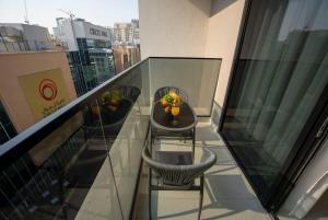 Hot Spot 2BR w Pool Sauna Opp Circle Mall