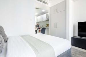 Frank Porter - Goldcrest Views 2