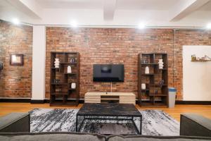 911 Spacious 1Brdm City-Center Apartment