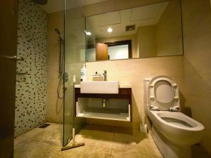 Park view apartment klcc with city view