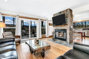 Charming Mountain Treehouse with Forest Views near Downtown Black Mountain, NC