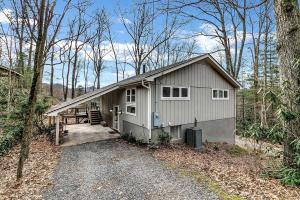 Charming Mountain Treehouse with Forest Views near Downtown Black Mountain, NC