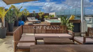 Penthouse with panoramic sea and mountain views