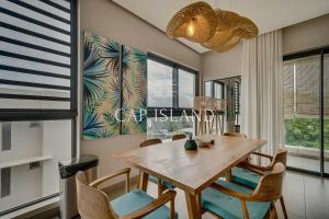 Penthouse with panoramic sea and mountain views