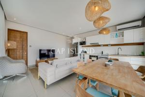 Penthouse with panoramic sea and mountain views