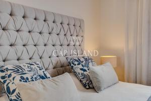 Penthouse with panoramic sea and mountain views