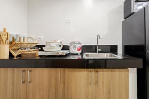 Near SM BF & Shopwise SLEX Accessible 2BR for 4