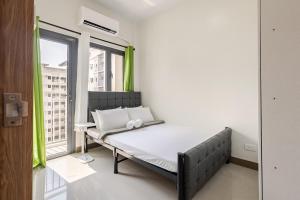 Near SM BF & Shopwise SLEX Accessible 2BR for 4