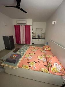 Peaceful white apartment near Premanand maharaj ji