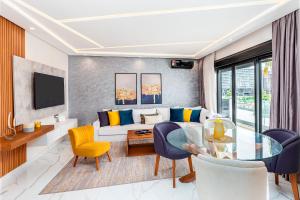 Pool View & Stylish 3BR, 2BA with Balcony