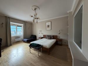 Main Square spacious studio with bathtub