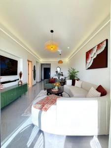 Elegant classy apartment with swimming pool ,fully equipped gym ,child play area and close proximity to shopping malls and great breathtaking views