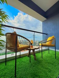 Elegant classy apartment with swimming pool ,fully equipped gym ,child play area and close proximity to shopping malls and great breathtaking views