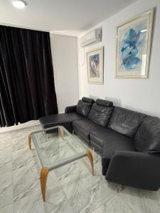 Ap4 -3 min from Christmas Market curte parcare