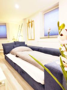 Flair-Apartments SALZ & FLAIR nähe Altstadt, 450 m Bahnhof, für Urlaub oder Geschäftsreise, separater Eingang, 24 Std Check-in,WLAN, 55 Zoll-Fernseher, Streaming, Küche, Regendusche, 1 Doppelbett, 1 Schlafsofa