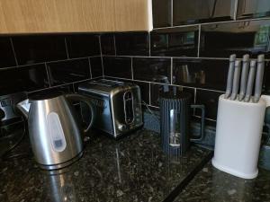 #85 Stylish Salford Apartment Free Parking Sleeps 6