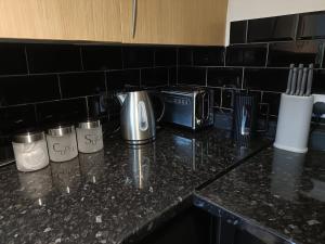 #85 Stylish Salford Apartment Free Parking Sleeps 6