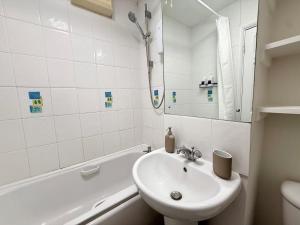 Warm and Welcoming Private Flat - Home Away From Home