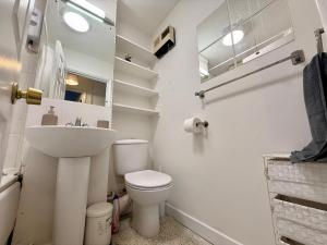 Warm and Welcoming Private Flat - Home Away From Home