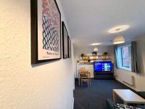 Warm and Welcoming Private Flat - Home Away From Home