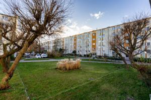 Przymorze Comfort Apartment by BookingHost