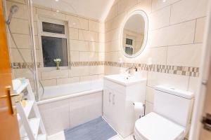 4BR 2Bath Home -Hot Tub, Free Parking & Games Room