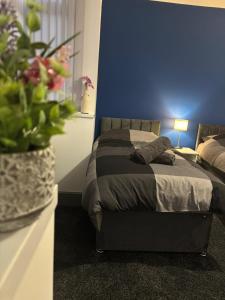 Modern 4 Bed Ensuite Home Fast Wi-Fi Parking Contractors Insurance Families