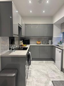 Modern 4 Bed Ensuite Home Fast Wi-Fi Parking Contractors Insurance Families