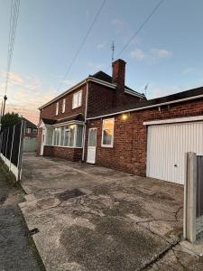 Modern 4 Bed Ensuite Home Fast Wi-Fi Parking Contractors Insurance Families