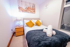 4BR 2Bath Home -Hot Tub, Free Parking & Games Room