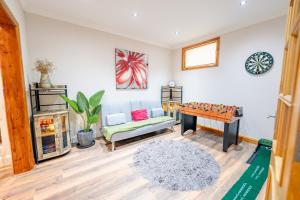 4BR 2Bath Home -Hot Tub, Free Parking & Games Room