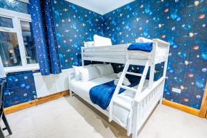 4BR 2Bath Home -Hot Tub, Free Parking & Games Room